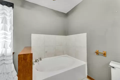 Bath - 11 Claude Hunt Rd, Wiggins, MS 39577 photo 4 of 6