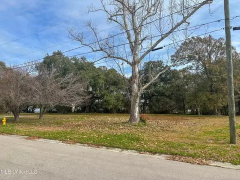 378 Maple St, Biloxi, MS 39530 photo 1