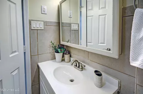 Bath - 3637 Sykes Park Dr, Jackson, MS 39212 photo 4 of 6