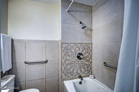 Bath - 3637 Sykes Park Dr, Jackson, MS 39212 photo 3 of 6