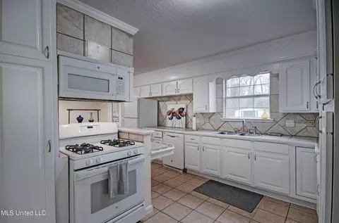 Kitchen - 3637 Sykes Park Dr, Jackson, MS 39212 photo 1 of 3