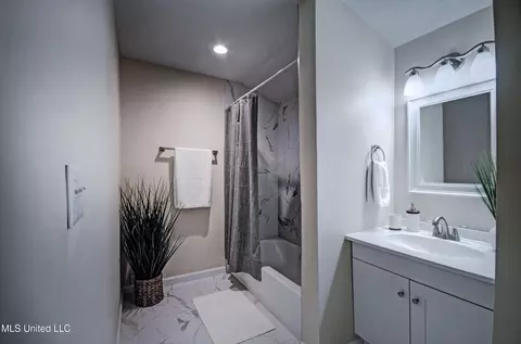 Bath - 3637 Sykes Park Dr, Jackson, MS 39212 photo 1 of 6