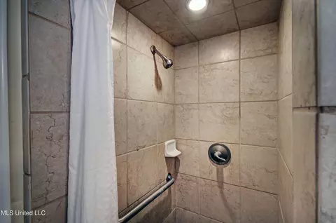 Bath - 3637 Sykes Park Dr, Jackson, MS 39212 photo 6 of 6
