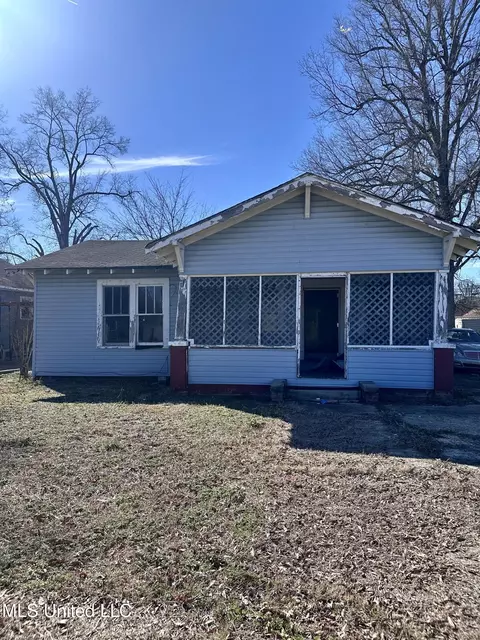 1208 Dewey St, Greenwood, MS 38930