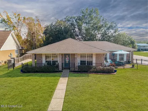 91 Fairway Dr, Pass Christian, MS 39571