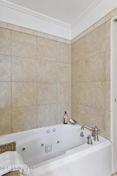 Bath - 4635 Calnita Pl, Jackson, MS 39211 photo 4 of 9