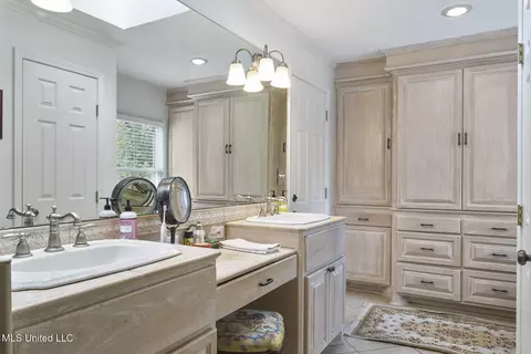 Bath - 4635 Calnita Pl, Jackson, MS 39211 photo 2 of 9