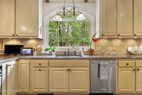 Kitchen - 4635 Calnita Pl, Jackson, MS 39211 photo 2 of 4