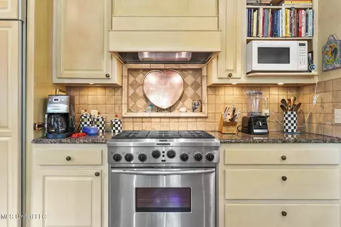 Kitchen - 4635 Calnita Pl, Jackson, MS 39211 photo 3 of 4