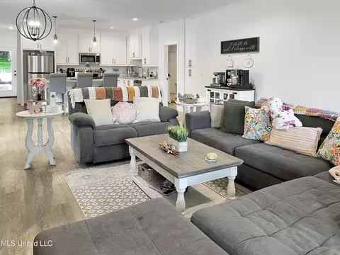 Living - 133 Camellia Cir, Florence, MS 39073 photo 2 of 4