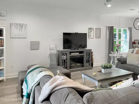Living - 133 Camellia Cir, Florence, MS 39073 photo 3 of 4