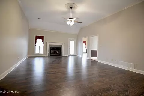 Living - 1320 Wooten Rd, Nesbit, MS 38651 photo 1 of 3