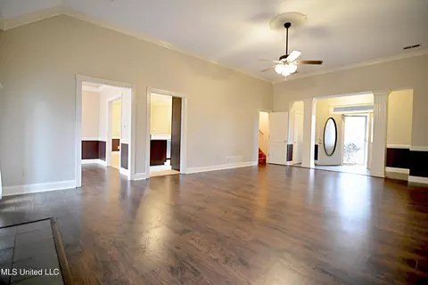 Living - 1320 Wooten Rd, Nesbit, MS 38651 photo 2 of 3
