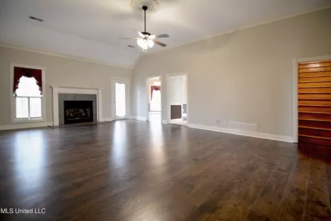 Living - 1320 Wooten Rd, Nesbit, MS 38651 photo 3 of 3