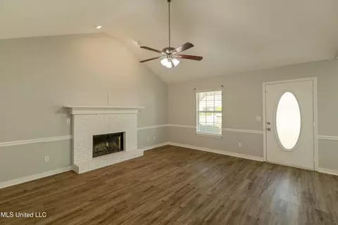 Living - 2031 Fox Hill Ln, Byram, MS 39272 photo 2 of 3