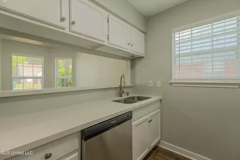 Kitchen - 2031 Fox Hill Ln, Byram, MS 39272 photo 2 of 6