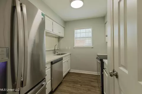 Kitchen - 2031 Fox Hill Ln, Byram, MS 39272 photo 4 of 6