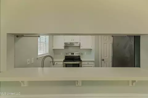 Kitchen - 2031 Fox Hill Ln, Byram, MS 39272 photo 5 of 6