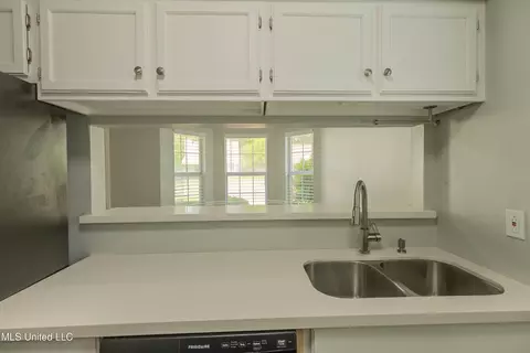Kitchen - 2031 Fox Hill Ln, Byram, MS 39272 photo 6 of 6