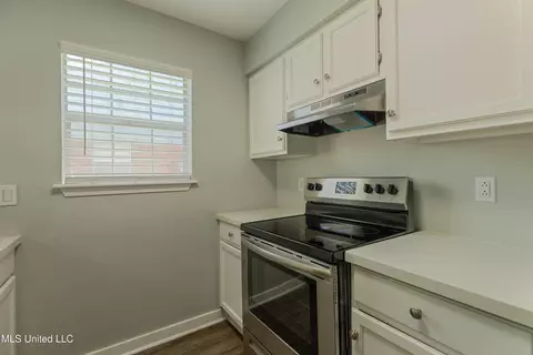 Kitchen - 2031 Fox Hill Ln, Byram, MS 39272 photo 3 of 6