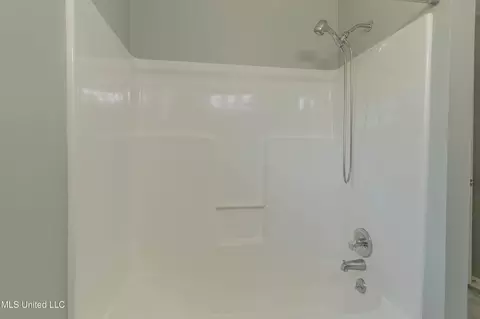 Bath - 2031 Fox Hill Ln, Byram, MS 39272 photo 3 of 5