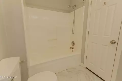 Bath - 2031 Fox Hill Ln, Byram, MS 39272 photo 5 of 5