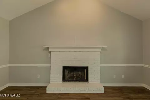 Living - 2031 Fox Hill Ln, Byram, MS 39272 photo 3 of 3