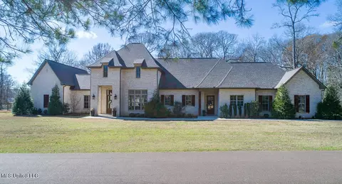 4 Windsor Oak Estates Rd, Natchez, MS 39120