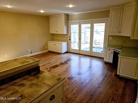 Living - 4351 Forest Park Dr, Jackson, MS 39211 photo 4 of 4