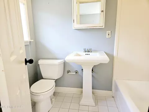 Bath - 4351 Forest Park Dr, Jackson, MS 39211 photo 2 of 2