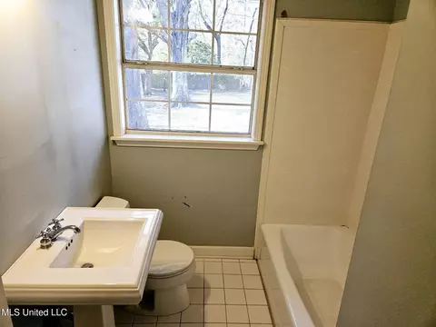 Bath - 4351 Forest Park Dr, Jackson, MS 39211 photo 1 of 2