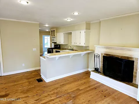 Living - 4351 Forest Park Dr, Jackson, MS 39211 photo 3 of 4