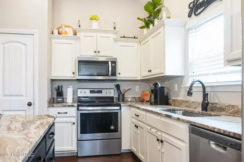 Kitchen - 302 Eagle View Dr, Senatobia, MS 38668 photo 1 of 1