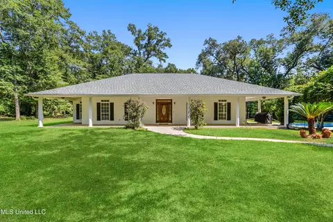 207 Sunset Dr, Lucedale, MS 39452