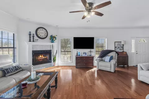 Living - 914 Ratliff Ferry Rd, Canton, MS 39046 photo 2 of 3