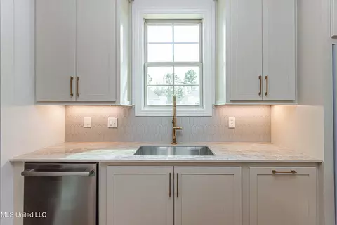 Kitchen - 265 Bronson Bnd, Flowood, MS 39232 photo 7 of 9
