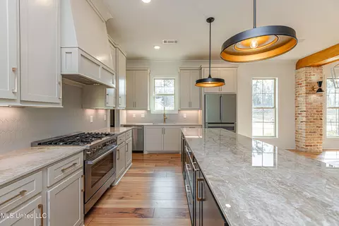 Kitchen - 265 Bronson Bnd, Flowood, MS 39232 photo 4 of 9