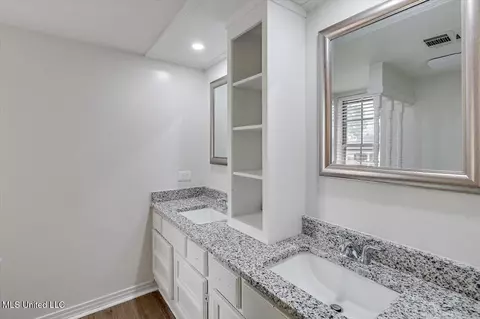 Bath - 210 Old Oak Cir, Brandon, MS 39042 photo 1 of 6