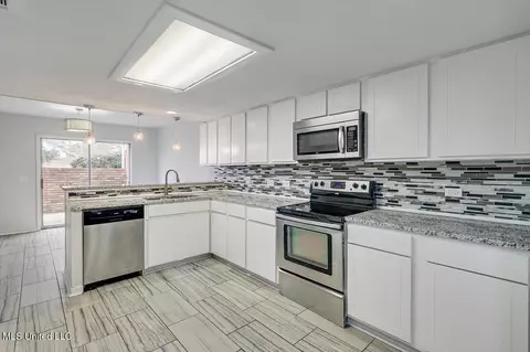 Kitchen - 210 Old Oak Cir, Brandon, MS 39042 photo 2 of 3