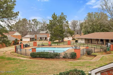 Exterior - 210 Old Oak Cir, Brandon, MS 39042 photo 2 of 7