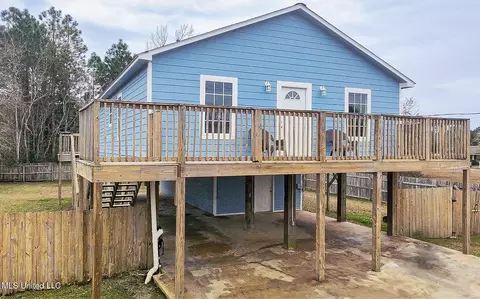 320 Mcdonald Dr, Pass Christian, MS 39571