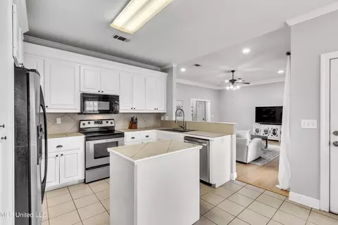 Kitchen - 156 Appleridge Dr, Brandon, MS 39047 photo 2 of 2