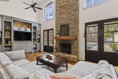 Living - 174 Hunt Cir, Madison, MS 39110 photo 2 of 3