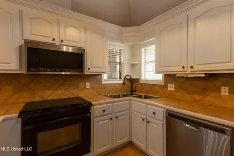 Kitchen - 130 Mason Way, Madison, MS 39110 photo 2 of 2