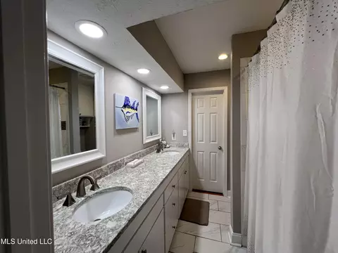 Bath - 179 Planters Grv, Brandon, MS 39047 photo 1 of 5