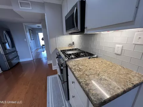 Kitchen - 179 Planters Grv, Brandon, MS 39047 photo 8 of 8