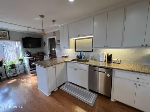 Kitchen - 179 Planters Grv, Brandon, MS 39047 photo 6 of 8