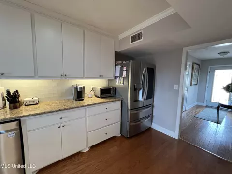 Kitchen - 179 Planters Grv, Brandon, MS 39047 photo 5 of 8