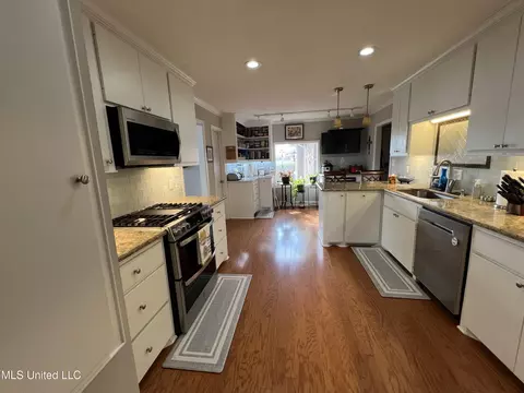 Kitchen - 179 Planters Grv, Brandon, MS 39047 photo 2 of 8