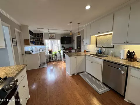 Kitchen - 179 Planters Grv, Brandon, MS 39047 photo 3 of 8